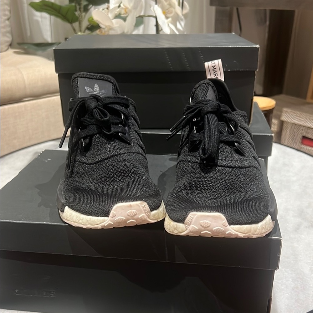 Adidas Black Sneakers Modern Sporty Design